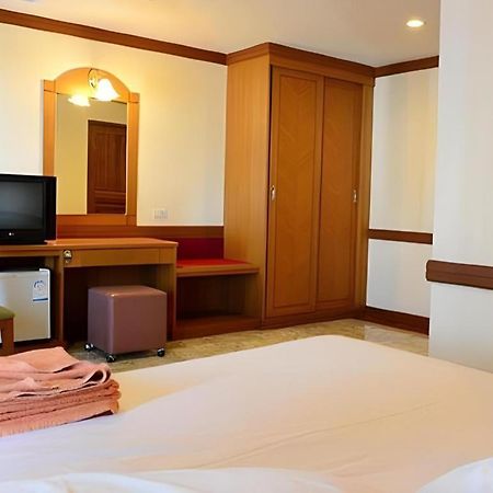 P.72 Hotel Pattaya Buitenkant foto