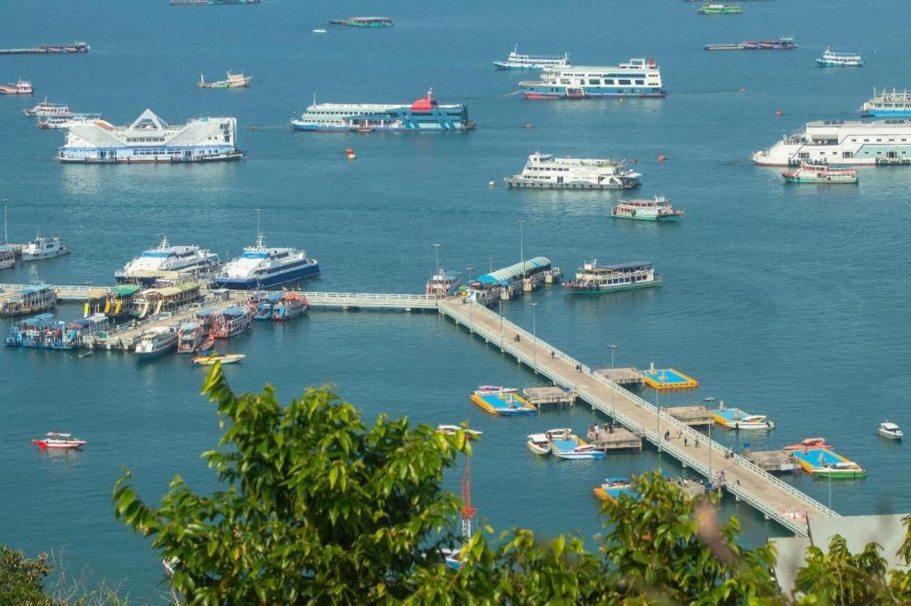P.72 Hotel Pattaya Buitenkant foto
