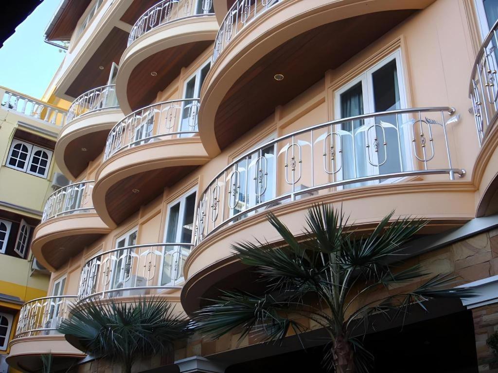 P.72 Hotel Pattaya Buitenkant foto