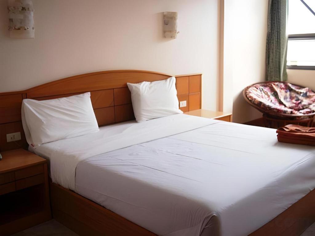 P.72 Hotel Pattaya Buitenkant foto