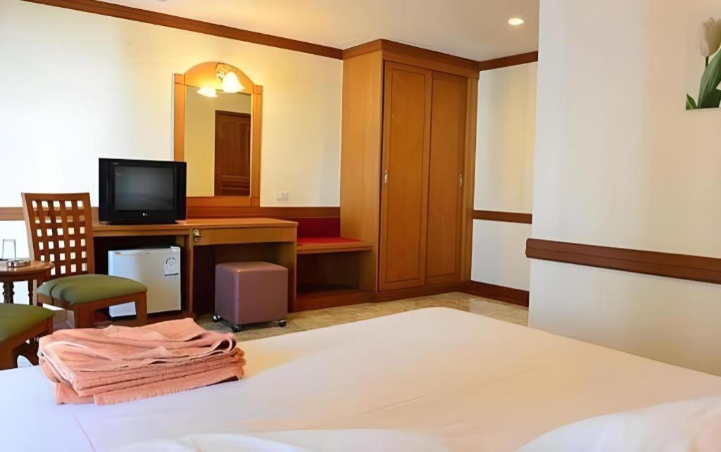 P.72 Hotel Pattaya Buitenkant foto