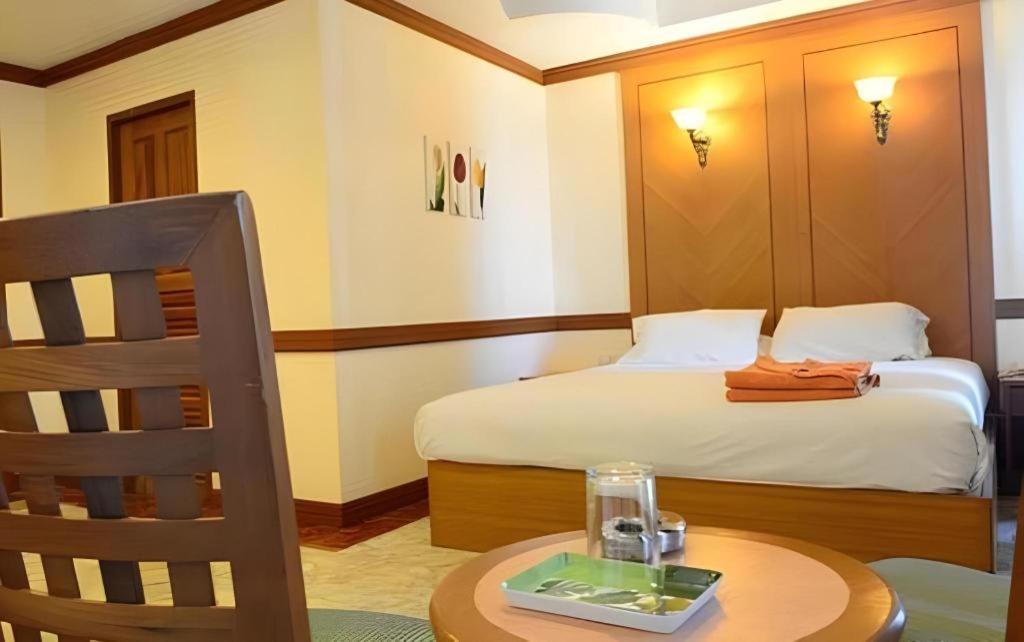 P.72 Hotel Pattaya Buitenkant foto