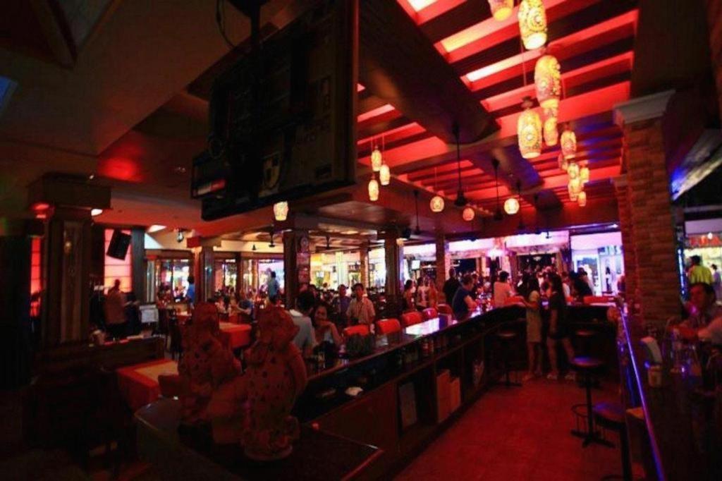 P.72 Hotel Pattaya Buitenkant foto