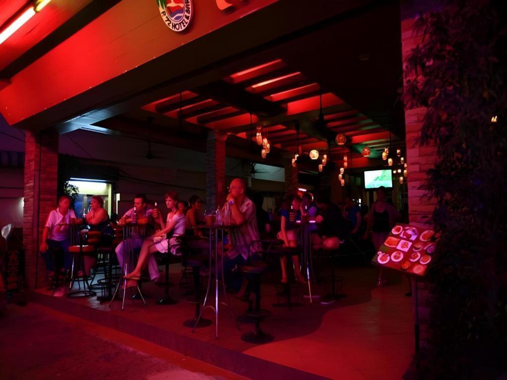 P.72 Hotel Pattaya Buitenkant foto