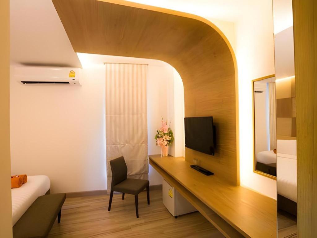 P.72 Hotel Pattaya Buitenkant foto