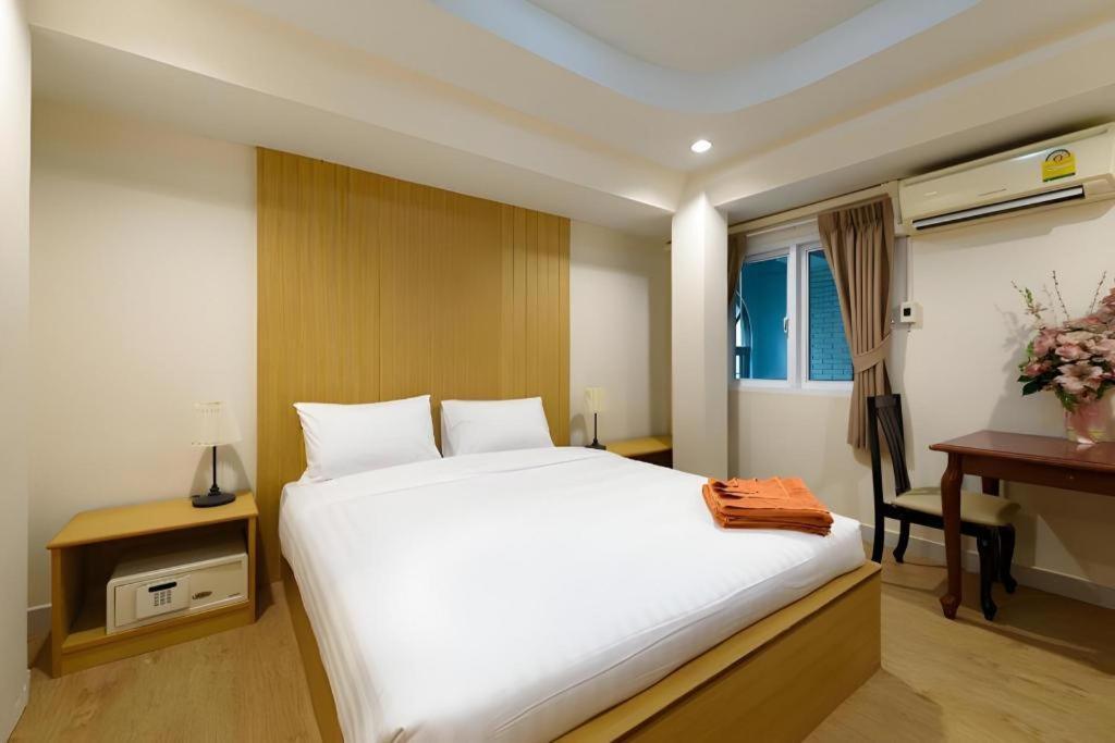 P.72 Hotel Pattaya Buitenkant foto