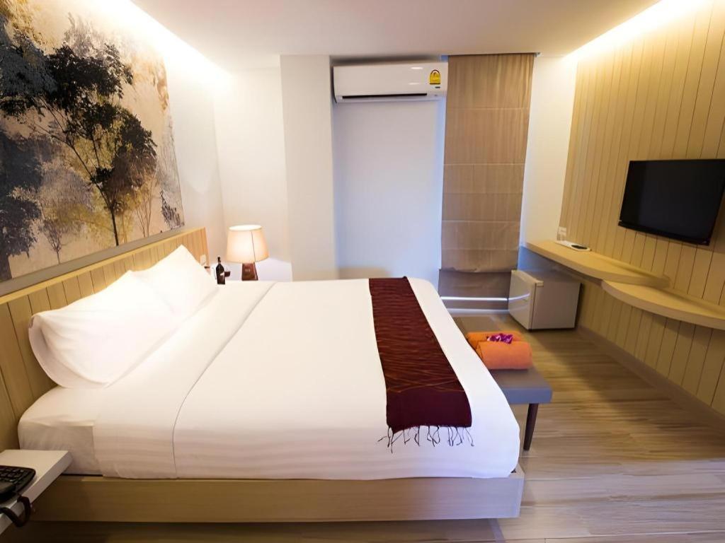 P.72 Hotel Pattaya Buitenkant foto