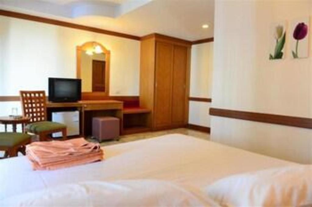 P.72 Hotel Pattaya Buitenkant foto