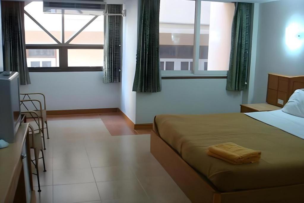 P.72 Hotel Pattaya Buitenkant foto