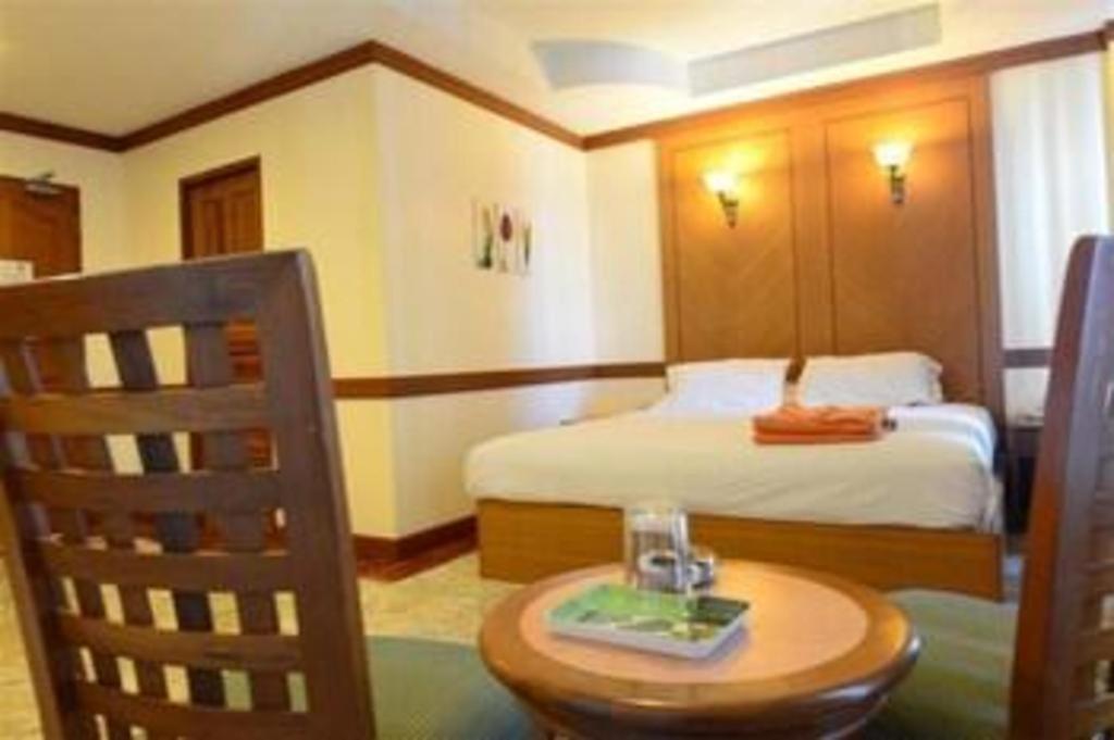 P.72 Hotel Pattaya Buitenkant foto