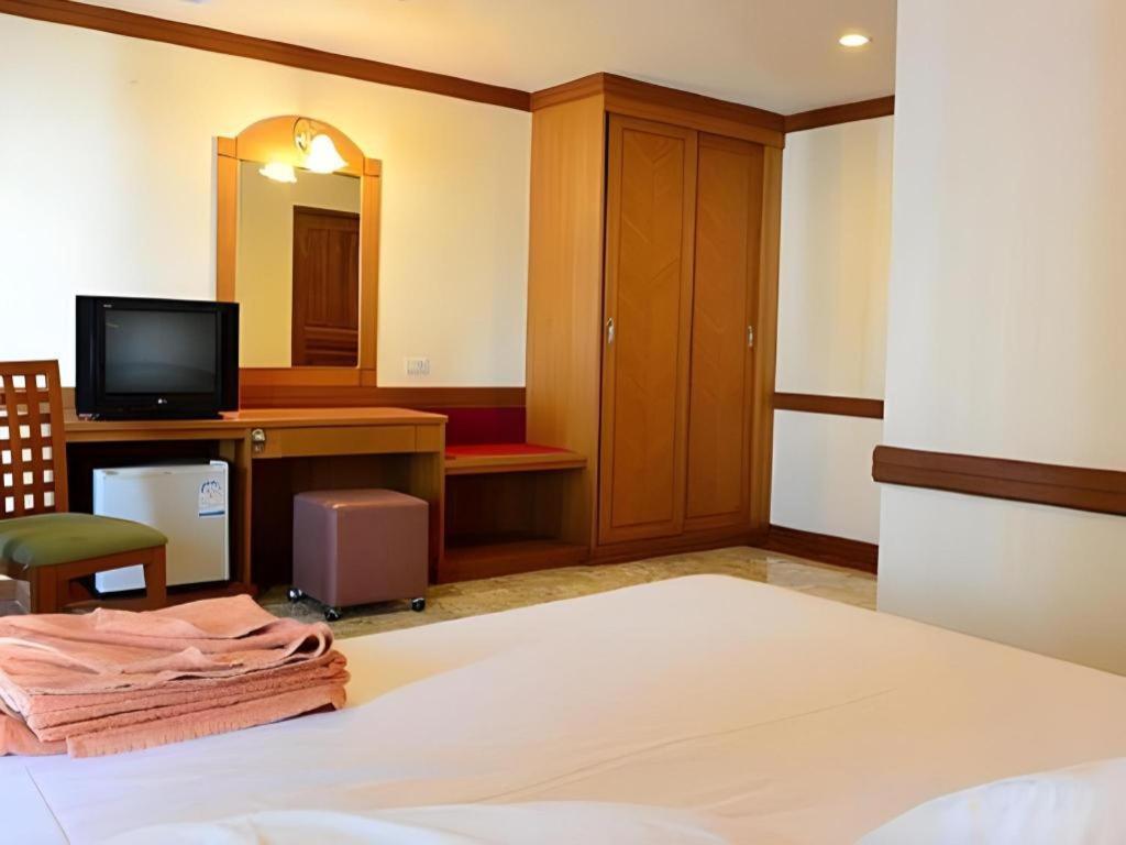 P.72 Hotel Pattaya Buitenkant foto
