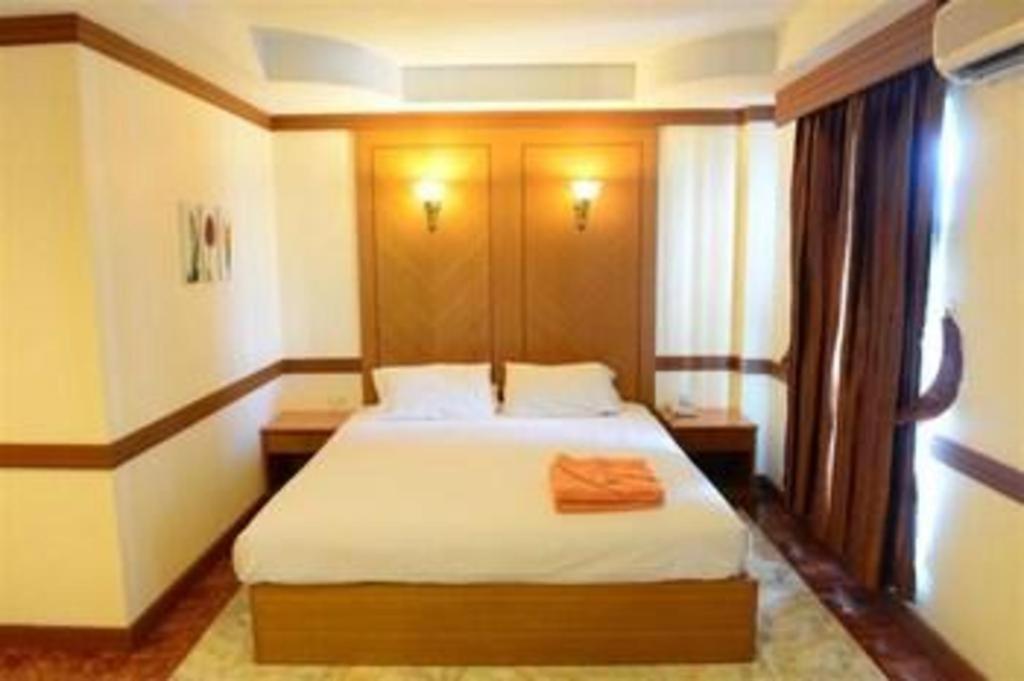P.72 Hotel Pattaya Buitenkant foto