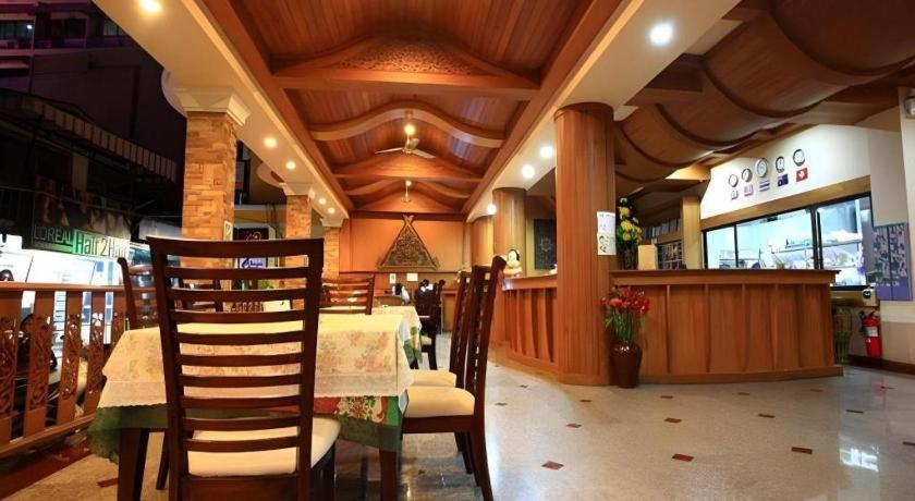 P.72 Hotel Pattaya Buitenkant foto