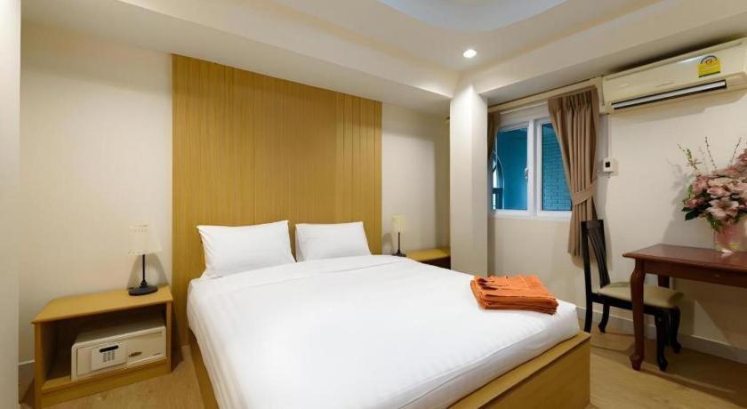 P.72 Hotel Pattaya Buitenkant foto