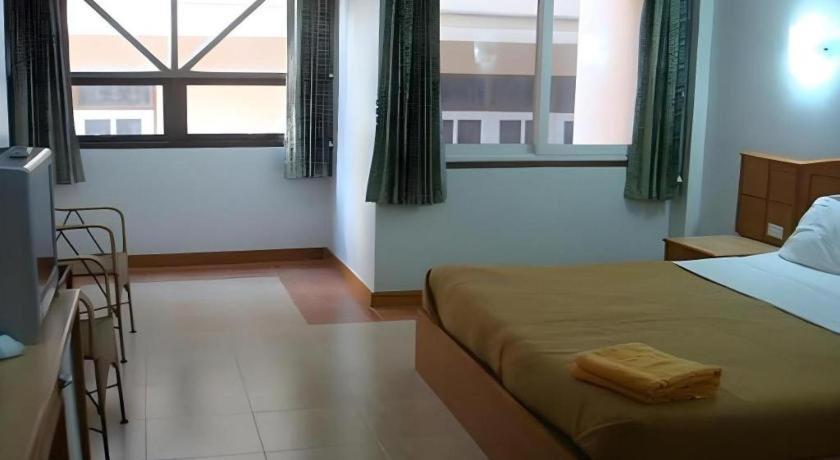 P.72 Hotel Pattaya Buitenkant foto