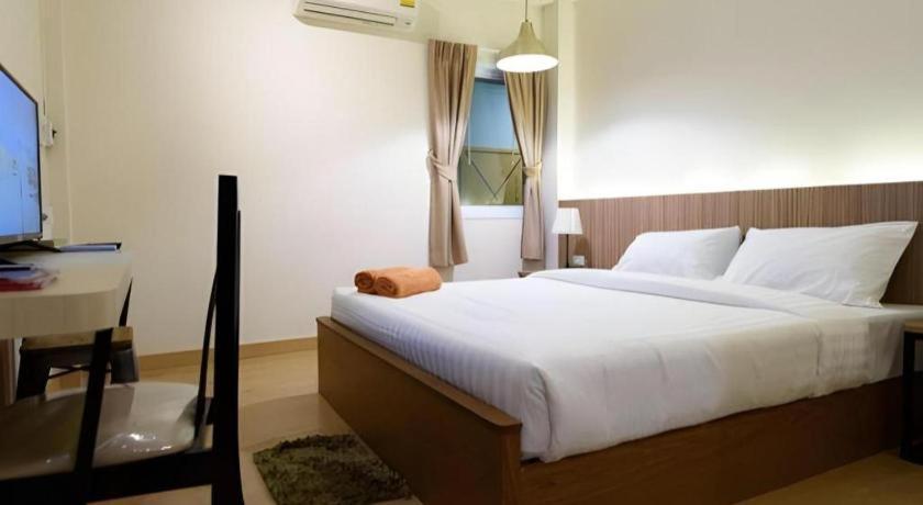 P.72 Hotel Pattaya Buitenkant foto