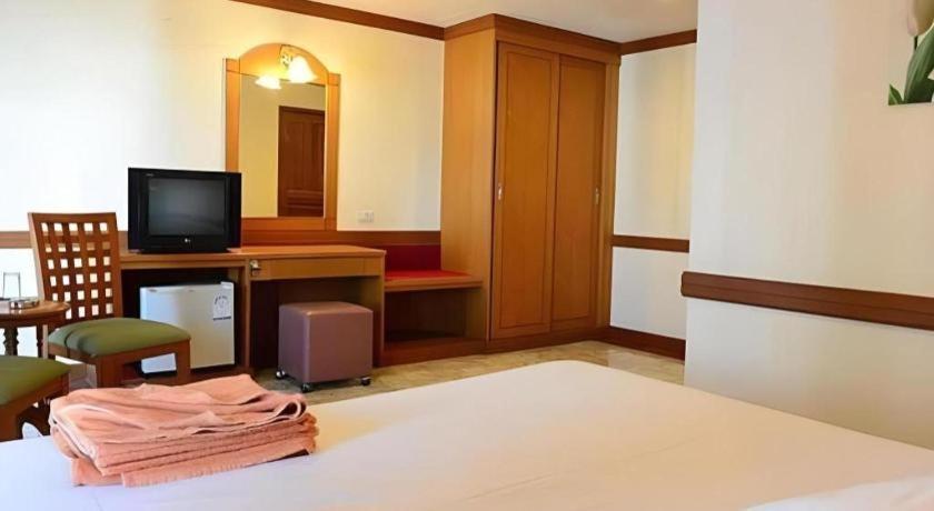 P.72 Hotel Pattaya Buitenkant foto