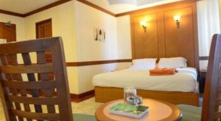 P.72 Hotel Pattaya Buitenkant foto