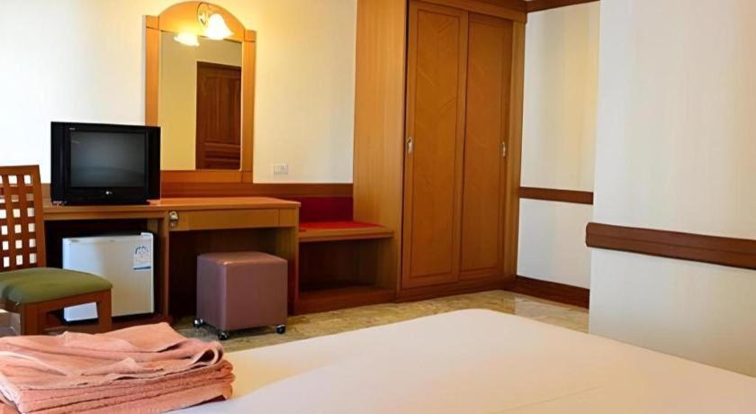 P.72 Hotel Pattaya Buitenkant foto