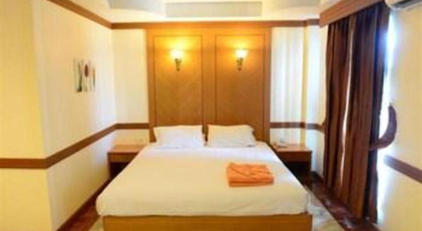 P.72 Hotel Pattaya Buitenkant foto