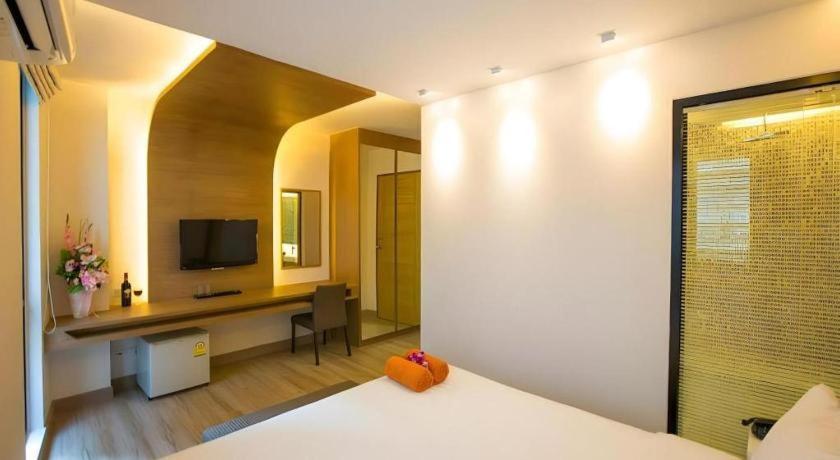 P.72 Hotel Pattaya Buitenkant foto