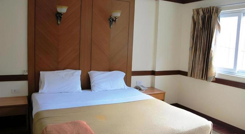 P.72 Hotel Pattaya Buitenkant foto