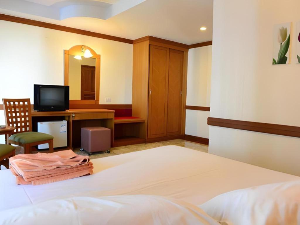 P.72 Hotel Pattaya Buitenkant foto