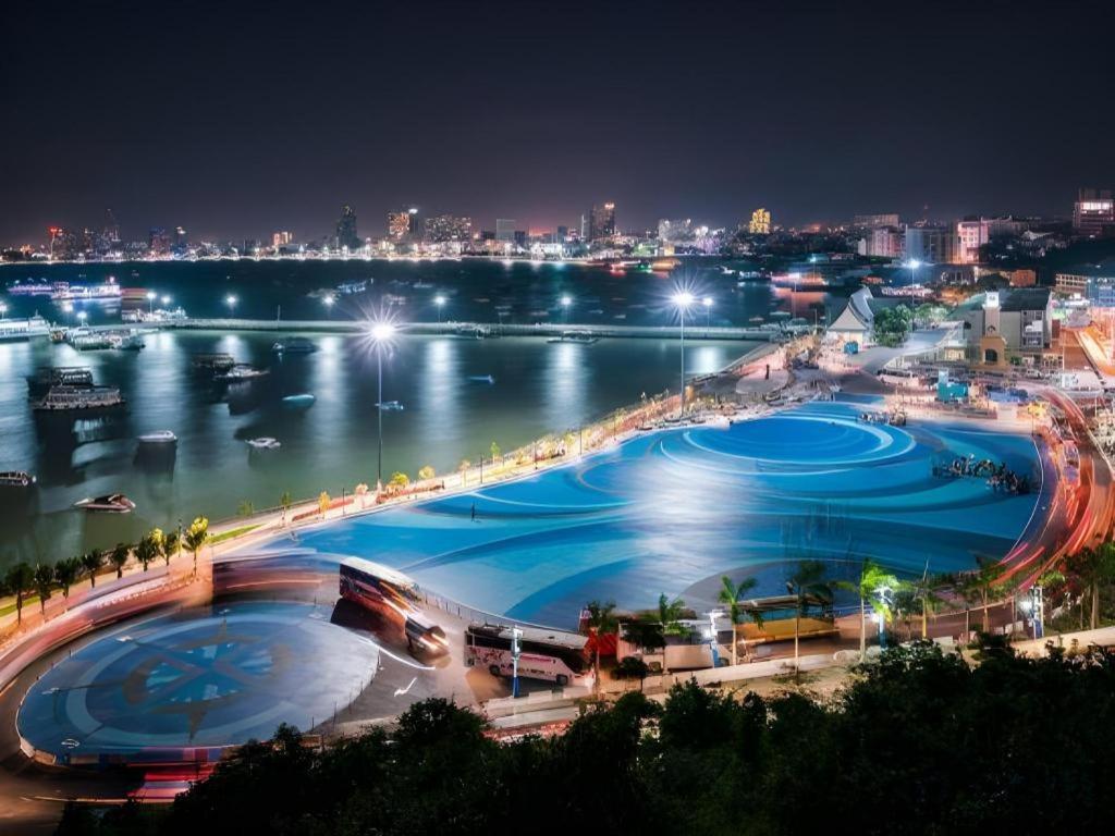 P.72 Hotel Pattaya Buitenkant foto