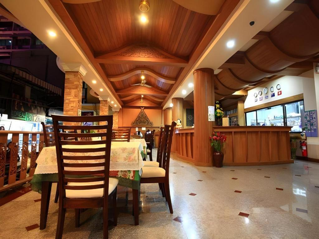 P.72 Hotel Pattaya Buitenkant foto