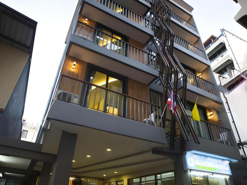 P.72 Hotel Pattaya Buitenkant foto